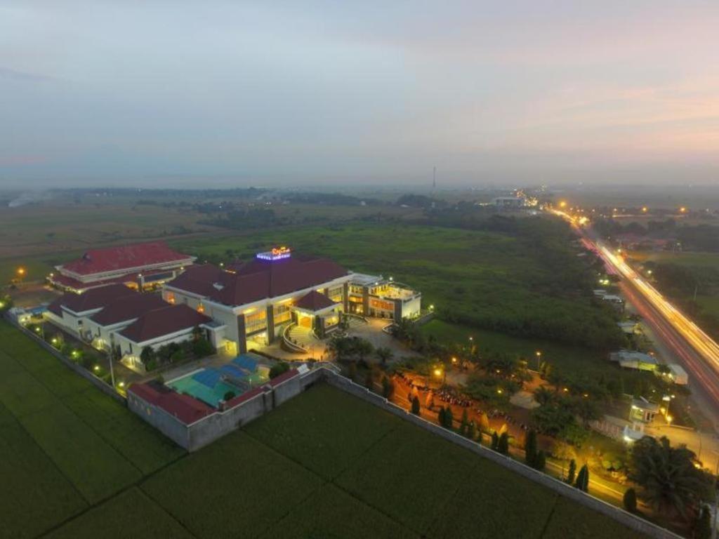 Regina Hotel Pemalang Exteriér fotografie